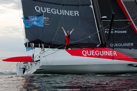 Arrivée d'Elodie Bonafous sur la 1000 Race
